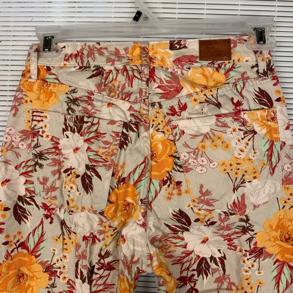 BDG tan Floral Print Mom High Rise baggy tapered jeans Size 26 - Picture 6 of 8